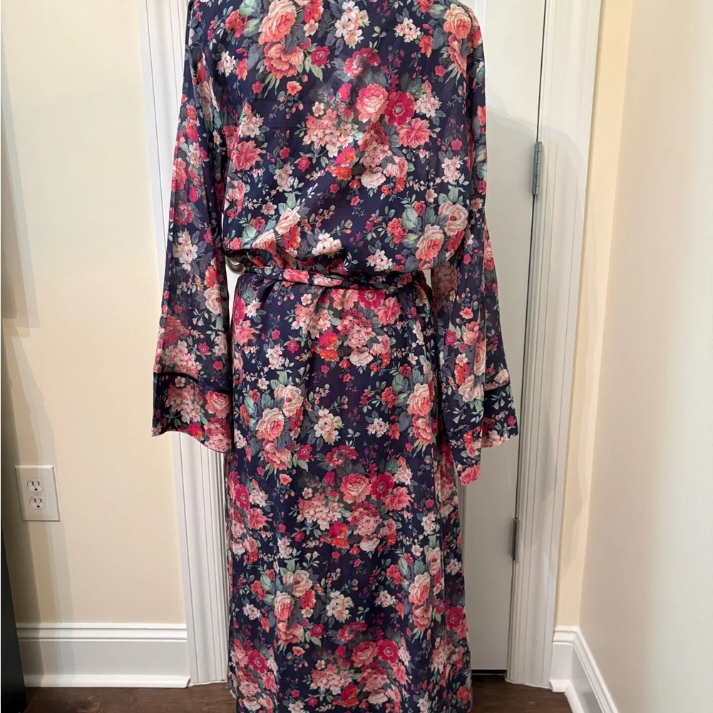 Papinelle Women's Robe and nightgown set. - Picture 3 of 16